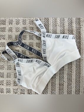 Nike sports Bra medium white dri fit